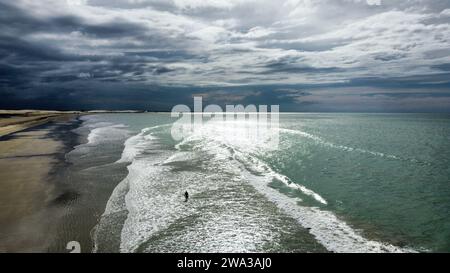 Das Meer mit seinen Farbtönen in Jeriocoacoara in Brasilien, der Strand von Pedra Furada, die Sanddünen und die lange felsige Küste Stockfoto