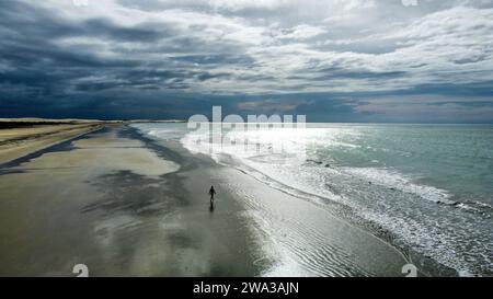 Das Meer mit seinen Farbtönen in Jeriocoacoara in Brasilien, der Strand von Pedra Furada, die Sanddünen und die lange felsige Küste Stockfoto