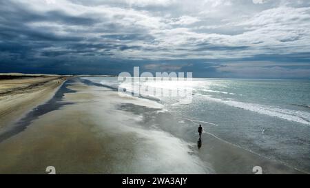 Das Meer mit seinen Farbtönen in Jeriocoacoara in Brasilien, der Strand von Pedra Furada, die Sanddünen und die lange felsige Küste Stockfoto