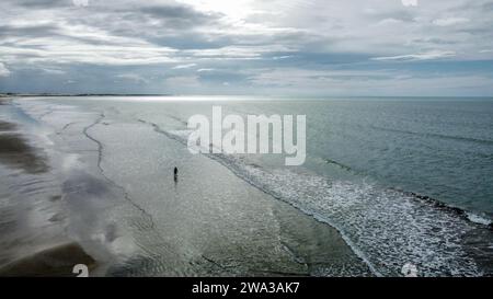 Das Meer mit seinen Farbtönen in Jeriocoacoara in Brasilien, der Strand von Pedra Furada, die Sanddünen und die lange felsige Küste Stockfoto