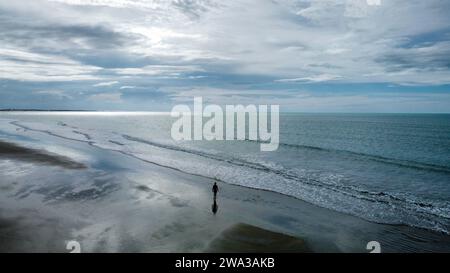 Das Meer mit seinen Farbtönen in Jeriocoacoara in Brasilien, der Strand von Pedra Furada, die Sanddünen und die lange felsige Küste Stockfoto