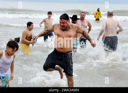 Racine, Wisconsin, USA. Januar 2024. CRUZSITO, 9, und sein Vater ANDREW ZUNIGA, verließen den Lake Michigan in Racine, Wisconsin, um den 35. Jährlichen Splash and Dash Polar Plunge zu feiern. Die Lufttemperatur betrug 30 Grad, aber der windchill war 20 Grad und die Wassertemperatur 42 Grad. Das gesammelte Geld wird an drei Wohltätigkeitsorganisationen verteilt. Eine Bar hat $11.000. Quelle: ZUMA Press, Inc./Alamy Live News Stockfoto