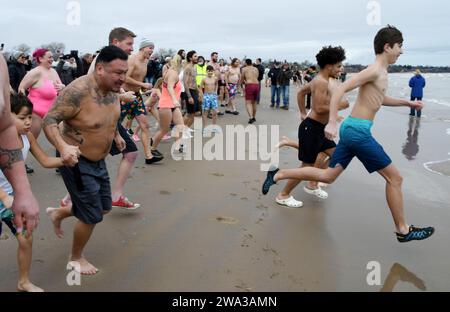 Racine, Wisconsin, USA. Januar 2024. CRUZSITO ZUNIGA, 9, und sein Vater ANDREW ZUNIGA, verließen den Lake Michigan in Racine, Wisconsin, um den 35. Jährlichen Splash and Dash Polar Plunge zu feiern. Die Lufttemperatur betrug 30 Grad, aber der windchill war 20 Grad und die Wassertemperatur 42 Grad. Das gesammelte Geld wird an drei Wohltätigkeitsorganisationen verteilt. Eine Bar hat $11.000. Quelle: ZUMA Press, Inc./Alamy Live News Stockfoto