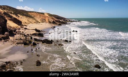 Das Meer mit seinen Farbtönen in Jeriocoacoara in Brasilien, der Strand von Pedra Furada, die Sanddünen und die lange felsige Küste Stockfoto