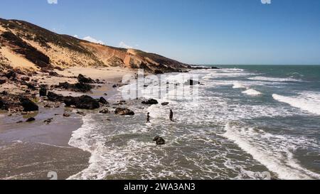 Das Meer mit seinen Farbtönen in Jeriocoacoara in Brasilien, der Strand von Pedra Furada, die Sanddünen und die lange felsige Küste Stockfoto