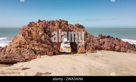 Der Strand von Pedra Furada, das Meer mit seinen Farbtönen in Jeriocoacoara in Brasilien, die Sanddünen und die lange felsige Küste Stockfoto