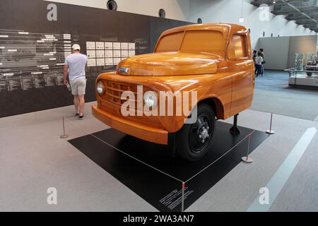 Im Inneren des Toyota Memorial Museum of Industry and Technology mit einer Ausstellung, die die Herstellung des Toyota AA-Modells von Hand zeigt. Stockfoto