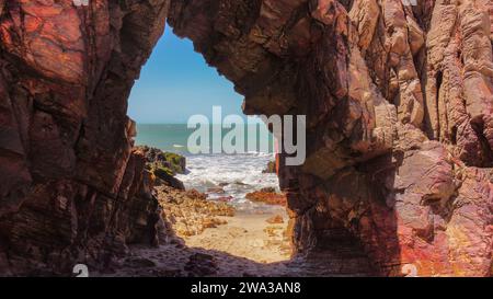 Der Strand von Pedra Furada, das Meer mit seinen Farbtönen in Jeriocoacoara in Brasilien, die Sanddünen und die lange felsige Küste Stockfoto