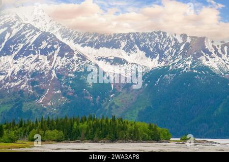 Malerische Landschaft der Alaska Bergkette und der Gewässer. Stockfoto