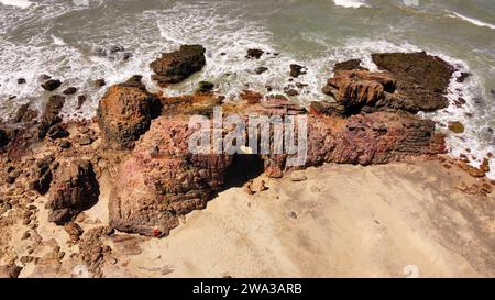 Der Strand von Pedra Furada, das Meer mit seinen Farbtönen in Jeriocoacoara in Brasilien, die Sanddünen und die lange felsige Küste Stockfoto