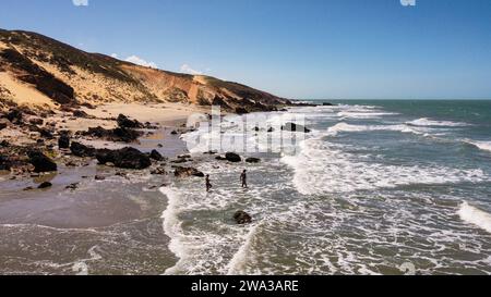 Das Meer mit seinen Farbtönen in Jeriocoacoara in Brasilien, der Strand von Pedra Furada, die Sanddünen und die lange felsige Küste Stockfoto