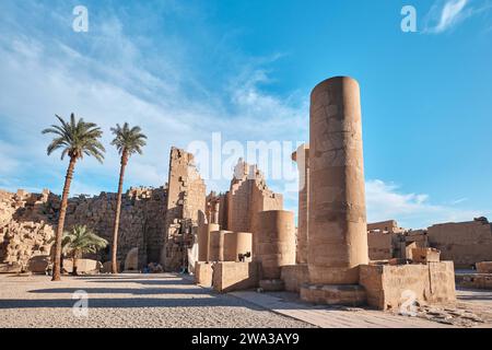Luxor, Ägypten - 26. Dezember 2023: Antike Ruinen des Tempelkomplexes Karnak Stockfoto