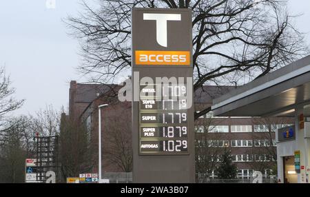 Preistafel mit wegen der seit 1. Januar 2024 erhöhte CO2-Abgabe hohe Treibstoffpreisen von Access in der Borsteler Chaussee. Groß Borstel Hamburg *** Preisliste mit hohen Treibstoffpreisen für Zugang in Borsteler Chaussee Groß Borstel Hamburg aufgrund der erhöhten CO2-Steuer seit 1. Januar 2024 Stockfoto