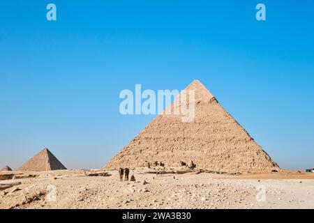 Gizeh, Ägypten - 24. Dezember 2023: Pyramide von Khafre (auch als Khafra, Khefren) und Menkaure mit Kamelen Stockfoto