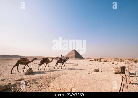 Gizeh, Ägypten – 24. Dezember 2023: Die Pyramide von Menkaure, die kleinste der drei Pyramiden des Gizeh-Plateaus und der Kamele, Kairo Stockfoto
