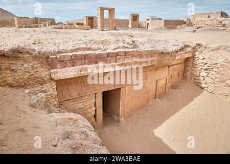 Sakkara, Ägypten - 2. Januar 2024: Hieroglyphen und Zeichnungen am Eingang einer Mastaba Stockfoto