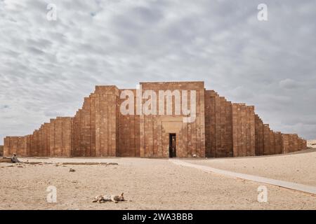 Sakkara, Ägypten - 2. Januar 2024: Eintritt in den Leichentempel in der Nähe der Pyramide von Djoser in Sakkara. Überdachter Säuleneingang zur Stufenpyramide Stockfoto