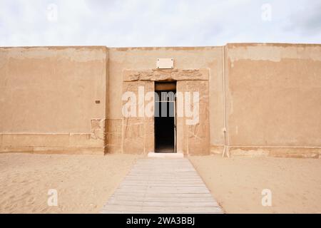 Sakkara, Ägypten - 2. Januar 2024: Hieroglyphen und Zeichnungen am Eingang einer Mastaba Stockfoto