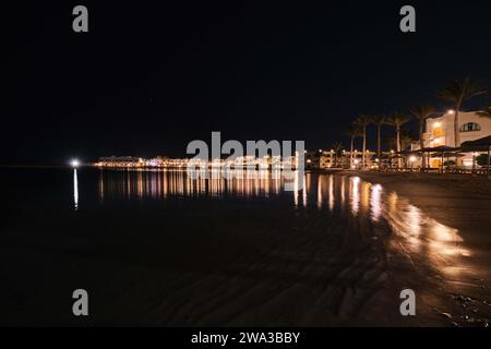 Hurghada, Ägypten - 3. Januar 2024: Kristallklares Wasser des Roten Meeres vor dem Bel Air Azur Resort Hotel Stockfoto