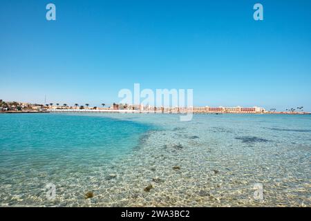 Hurghada, Ägypten - 3. Januar 2024: Kristallklares Wasser des Roten Meeres vor dem Bel Air Azur Resort Hotel Stockfoto