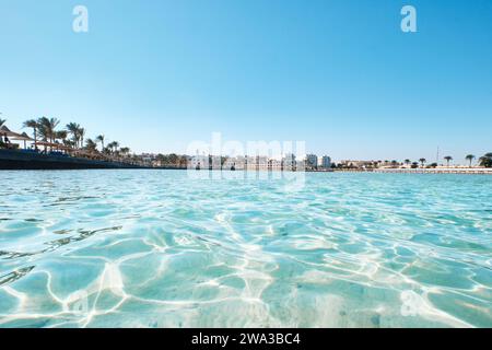 Hurghada, Ägypten - 3. Januar 2024: Kristallklares Wasser des Roten Meeres vor dem Bel Air Azur Resort Hotel Stockfoto