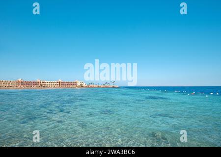 Hurghada, Ägypten - 3. Januar 2024: Kristallklares Wasser des Roten Meeres vor dem Bel Air Azur Resort Hotel Stockfoto