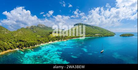 Blick aus der Vogelperspektive Cala Formentor ruhige Schönheit mit ihrem weißen Sand, klarem türkisfarbenem Wasser und üppiger Pinienkulisse, ein ruhiger, malerischer Zufluchtsort in der Mall Stockfoto
