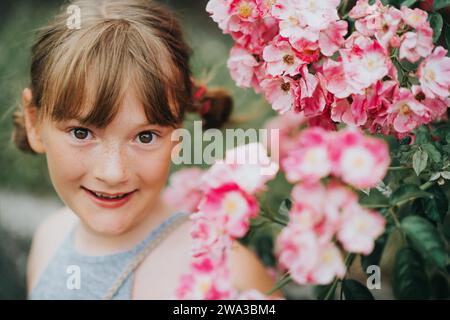 Nahporträt eines lustigen Mädchens mit SommerSommersprossen Stockfoto