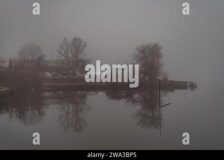 Bootswerft im Nebel an einer Winternacht, Havre de Grace Maryland USA Stockfoto