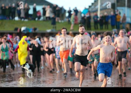 Fife, Schottland, Großbritannien. Januar 2024. Neujahrstag Dook, Montag, 1. Januar 2024, eiskalte Temperaturen in St Andrews, Fife, Schottland, Großbritannien, East Sands Credit: Derek Allan/Alamy Live News Stockfoto