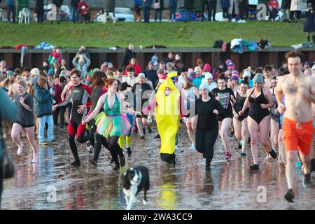 Fife, Schottland, Großbritannien. Januar 2024. Neujahrstag Dook, Montag, 1. Januar 2024, eiskalte Temperaturen in St Andrews, Fife, Schottland, Großbritannien, East Sands Credit: Derek Allan/Alamy Live News Stockfoto