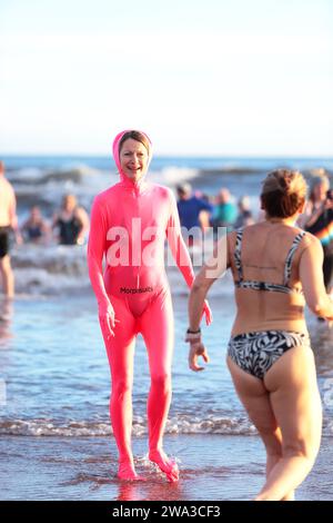 Fife, Schottland, Großbritannien. Januar 2024. Neujahrstag Dook, Montag, 1. Januar 2024, eiskalte Temperaturen in St Andrews, Fife, Schottland, Großbritannien, East Sands Credit: Derek Allan/Alamy Live News Stockfoto