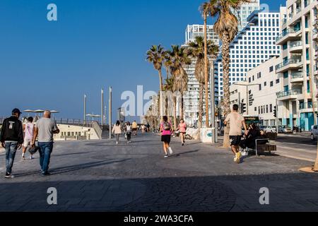 Tel Aviv, Israel – 01. Januar 2024 Shlomo Lahat Promenade, der stadtrat beschloss, die Wanderwege und die Badegebiete zu trennen, heute ist es i Stockfoto