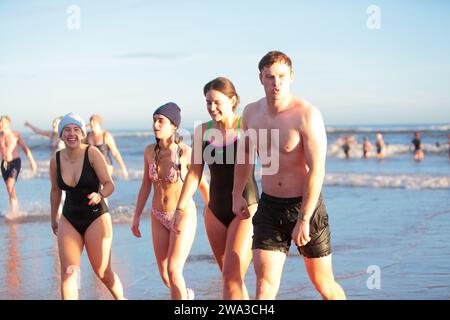 Fife, Schottland, Großbritannien. Januar 2024. Neujahrstag Dook, Montag, 1. Januar 2024, eiskalte Temperaturen in St Andrews, Fife, Schottland, Großbritannien, East Sands Credit: Derek Allan/Alamy Live News Stockfoto