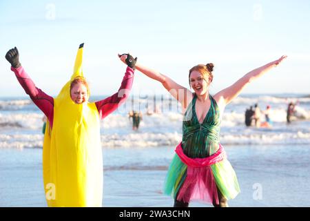 Fife, Schottland, Großbritannien. Januar 2024. Neujahrstag Dook, Montag, 1. Januar 2024, eiskalte Temperaturen in St Andrews, Fife, Schottland, Großbritannien, East Sands Credit: Derek Allan/Alamy Live News Stockfoto