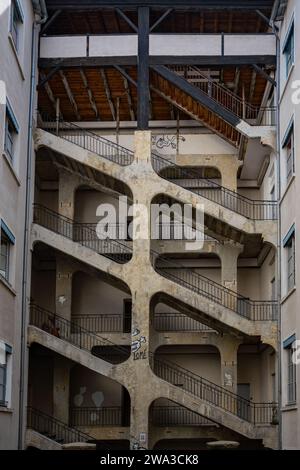 Biews von „Longue Traboule“ im Viertel „Vieux Lyon“, Durchgang zwischen zwei Straßen durch Gebäude, UNESCO-Weltkulturerbe Stockfoto