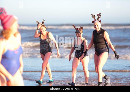 Fife, Schottland, Großbritannien. Januar 2024. Neujahrstag Dook, Montag, 1. Januar 2024, eiskalte Temperaturen in St Andrews, Fife, Schottland, Großbritannien, East Sands Credit: Derek Allan/Alamy Live News Stockfoto