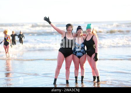 Fife, Schottland, Großbritannien. Januar 2024. Neujahrstag Dook, Montag, 1. Januar 2024, eiskalte Temperaturen in St Andrews, Fife, Schottland, Großbritannien, East Sands Credit: Derek Allan/Alamy Live News Stockfoto