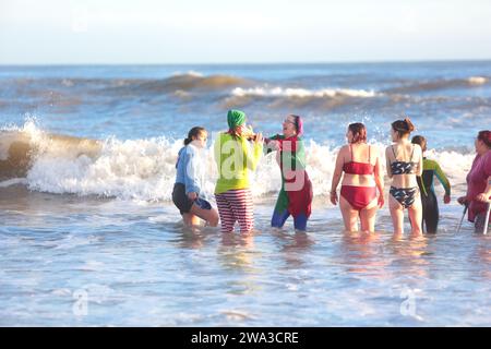 Fife, Schottland, Großbritannien. Januar 2024. Neujahrstag Dook, Montag, 1. Januar 2024, eiskalte Temperaturen in St Andrews, Fife, Schottland, Großbritannien, East Sands Credit: Derek Allan/Alamy Live News Stockfoto