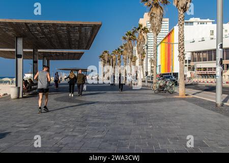 Tel Aviv, Israel – 01. Januar 2024 Shlomo Lahat Promenade, der stadtrat beschloss, die Wanderwege und die Badegebiete zu trennen, heute ist es i Stockfoto