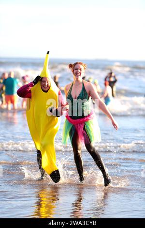 Fife, Schottland, Großbritannien. Januar 2024. Neujahrstag Dook, Montag, 1. Januar 2024, eiskalte Temperaturen in St Andrews, Fife, Schottland, Großbritannien, East Sands Credit: Derek Allan/Alamy Live News Stockfoto