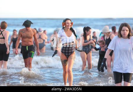 Fife, Schottland, Großbritannien. Januar 2024. Neujahrstag Dook, Montag, 1. Januar 2024, eiskalte Temperaturen in St Andrews, Fife, Schottland, Großbritannien, East Sands Credit: Derek Allan/Alamy Live News Stockfoto