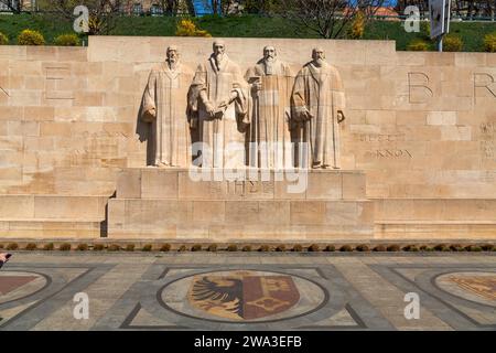 Genf, Schweiz - 24. März 2022: Das Internationale Denkmal für die Reformation, gewöhnlich bekannt als die Reformationsmauer, wurde 1909 in G eingeweiht Stockfoto