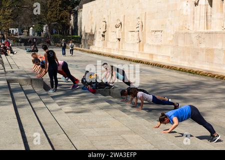 Genf, Schweiz - 24. März 2022: Menschen, die im Freien am Internationalen Denkmal der Reformation in Genf, Schweiz, Sport treiben. Stockfoto