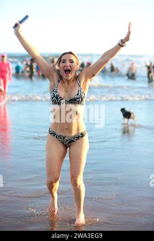 Fife, Schottland, Großbritannien. Januar 2024. Neujahrstag Dook, Montag, 1. Januar 2024, eiskalte Temperaturen in St Andrews, Fife, Schottland, Großbritannien, East Sands Credit: Derek Allan/Alamy Live News Stockfoto