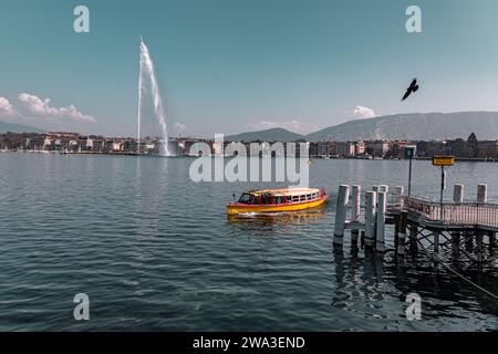 Genf, Schweiz - 25. März 2022: Malerischer Blick vom Genfer See an der Bucht von Genf, dem französischen Teil der Schweiz. Stockfoto