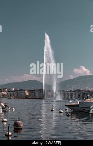 Genf, Schweiz - 25. März 2022: Der Jet d'Eau ist ein großer Brunnen in Genf, Schweiz und eines der berühmtesten Wahrzeichen der Stadt. Stockfoto