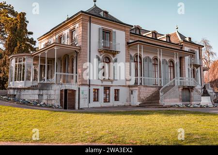 Genf, Schweiz - 25. März 2022: Wunderschöne Stadtlandschaft im Perle du Lac Park in Genf, Swtizerland. Stockfoto