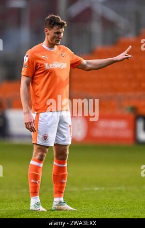 Matty Virtue of Blackpool gibt seinem Team Anweisungen während des Spiels der Sky Bet League 1 Blackpool gegen Lincoln City in Bloomfield Road, Blackpool, Großbritannien, 1. Januar 2024 (Foto: Craig Thomas/News Images) Stockfoto