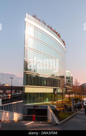 Genf, Schweiz - 25. März 2022: Moderne Architektur und Blick auf die Straße in Genf, Schweiz. Stockfoto